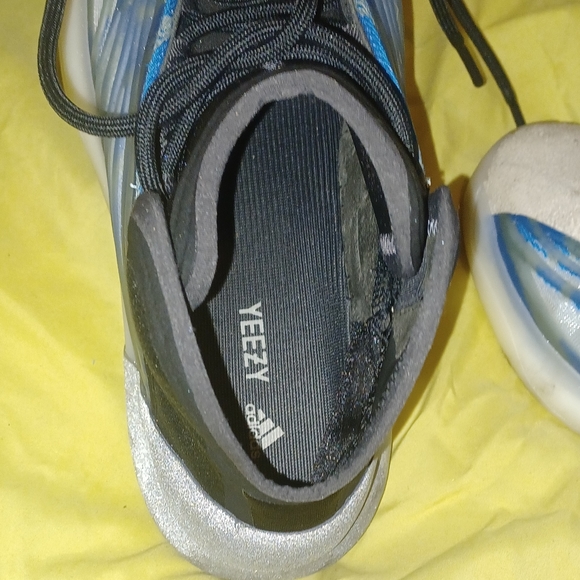 YEEZY QNTM ICE BLUE GLOW IN DARK - Picture 2 of 5